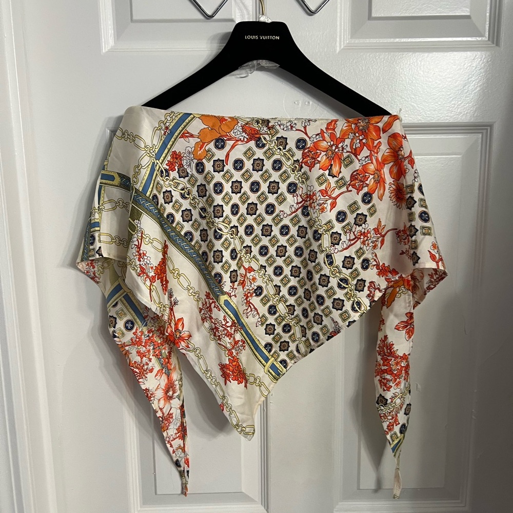 Elegant Floral Patterned Crop Top